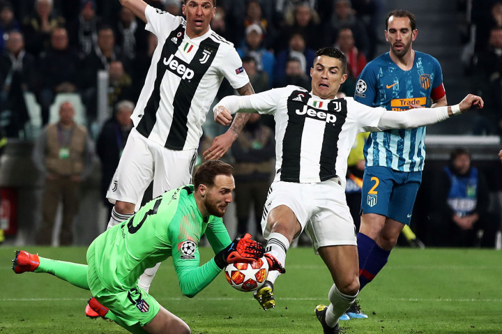 Juventus yang memasuki pertandingan dengan defisit dua gol langsung tampil agresif sejak tendangan mula dan baru lima menit laga berjalan Giorgio Chiellini berhasil menyarangkan bola ke gawang Atletico. Namun gol tersebut dianulir oleh wasit Bjorn Kuipers karena Ronaldo terlebih dulu melakukan pelanggaran terhadap Jan Oblak.    