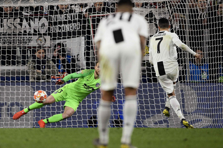 Ronaldo akhirnya mencetak hattrick untuk membawa timnya unggul 3-0, sekaligus agregat menjadi 3-2 lewat eksekusi penalti setelah sebelumnya pemain pengganti Moise Kean dijatuhkan di kotak terlarang oleh Correa pada menit ke-86.