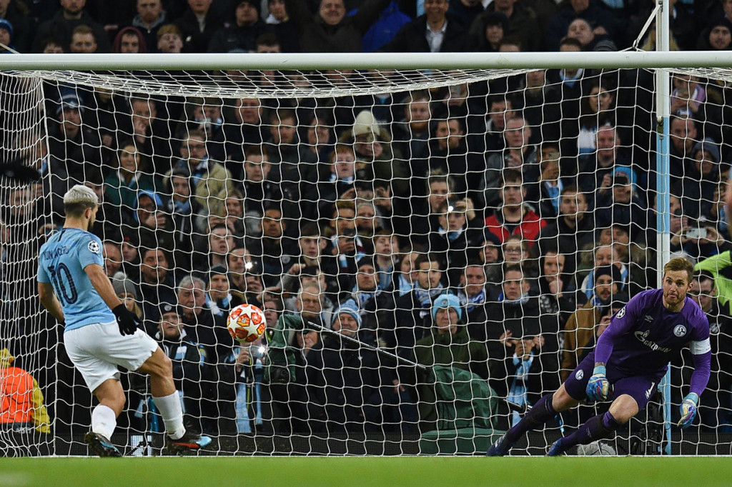 City mendapat hadiah penalti di menit ke-33 setelah Bernardo Silva dijatuhkan Jeffrey Bruma di kotak terlarang. Sergio Aguero yang maju sebagai eksekutor pun sukses menaklukkan kiper Ralf Fahrmann dengan aksi panenkanya. 