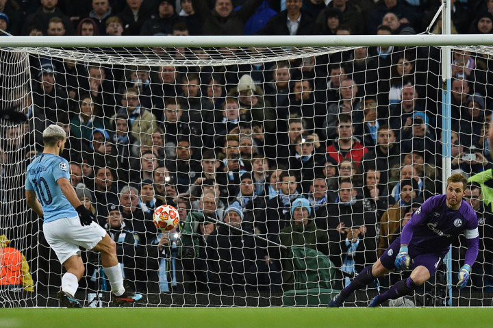 City mendapat hadiah penalti di menit ke-33 setelah Bernardo Silva dijatuhkan Jeffrey Bruma di kotak terlarang. Sergio Aguero yang maju sebagai eksekutor pun sukses menaklukkan kiper Ralf Fahrmann dengan aksi panenkanya. 