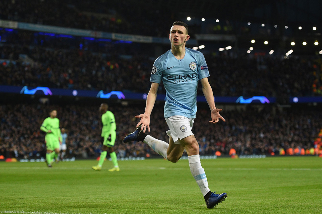 Tujuh menit berselang pemain pengganti Phil Foden turut mencatatkan namanya di papan skor untuk membawa timnya unggul 6-0.