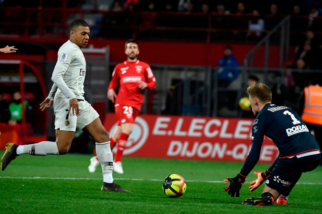 Bermain di kandang lawan, PSG menguasai penuh jalannya laga sejak menit pertama. 