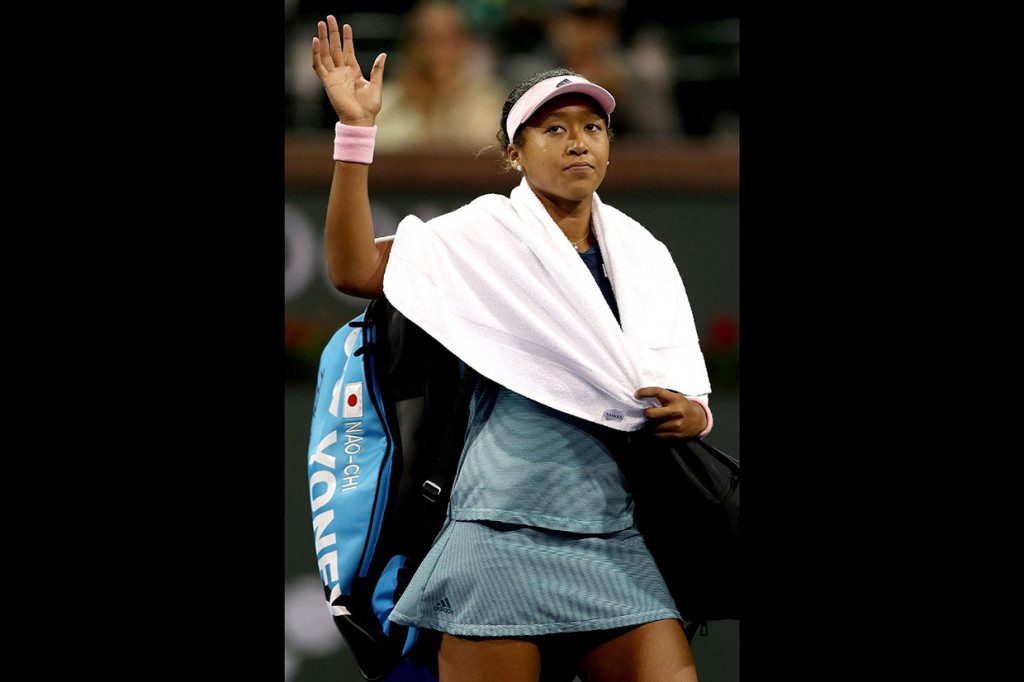 Petenis peringkat satu dunia asal Jepang Naomi Osaka melambaikan tangan ke arah penonton setelah terhenti di babak keempat turnamen tenis BNP Paribas Open di Indian Wells, California, Selasa, 12 Maret waktu setempat.