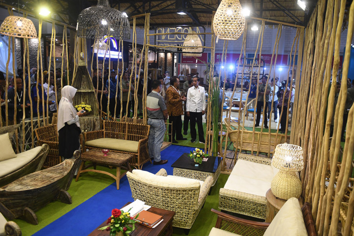 Presiden Joko Widodo meninjau pameran International Furniture Expo (IFEX) 2019 di Jakarta.