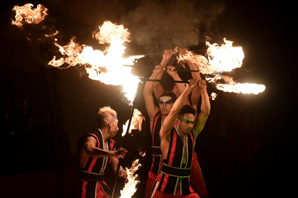 Sejumlah pemain yang tergabung dalam Oriental Circus Indonesia tampil pada pertunjukan sirkus yang bertajuk 'The great 50 show' di Surabaya, Jawa Timur.