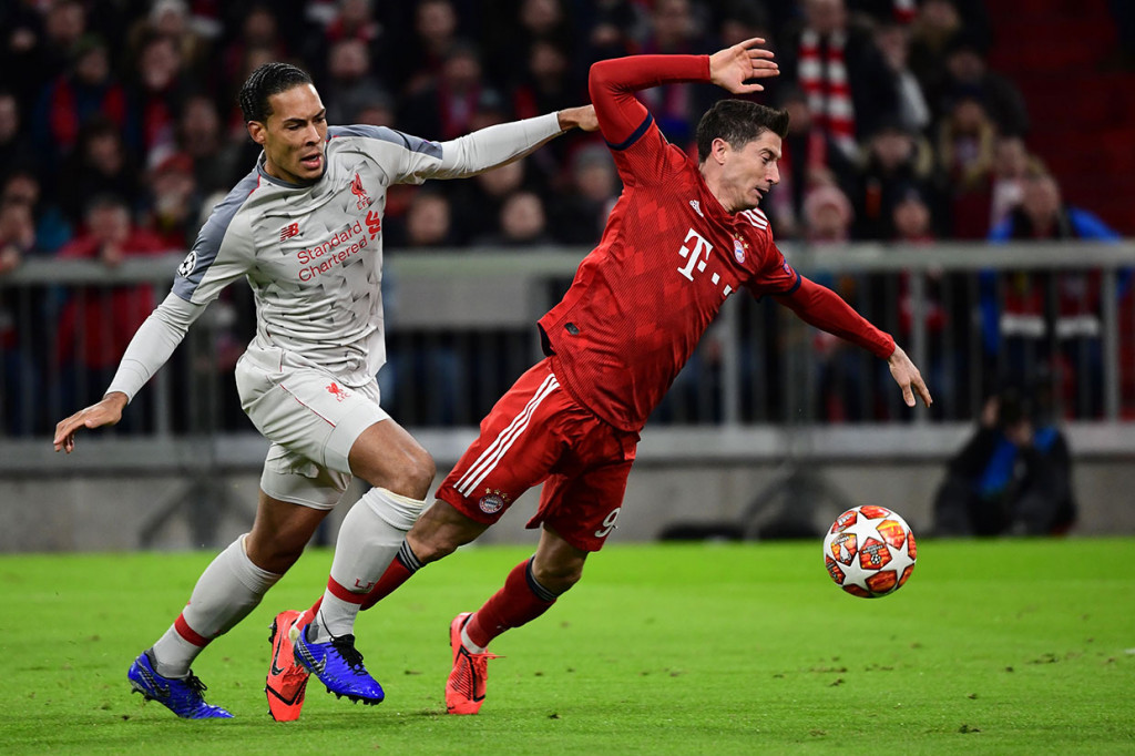 Kedua tim memainkan tempo tinggi sejak awal laga. Pemain depan Robert Lewandowski terjatuh di kotak penalti Liverpool setelah berebut bola dengan Virgil van Dijk, namun wasit tidak menganggap sebuah pelanggaran.