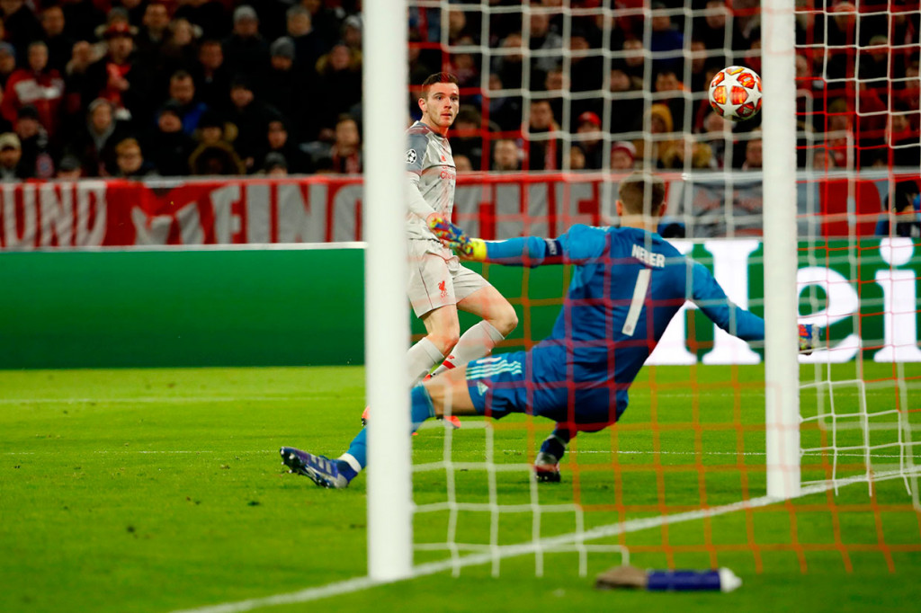 Gelandang Liverpool Andy Robertson memperoleh peluang pada menit ke-34 saat menerobos ke dalam kotak penalti setelah menerima umpan dari Mane. Beruntung kali ini lengan Neuer bisa menghalau percobaan tembakan Robertson di tiang dekat.    