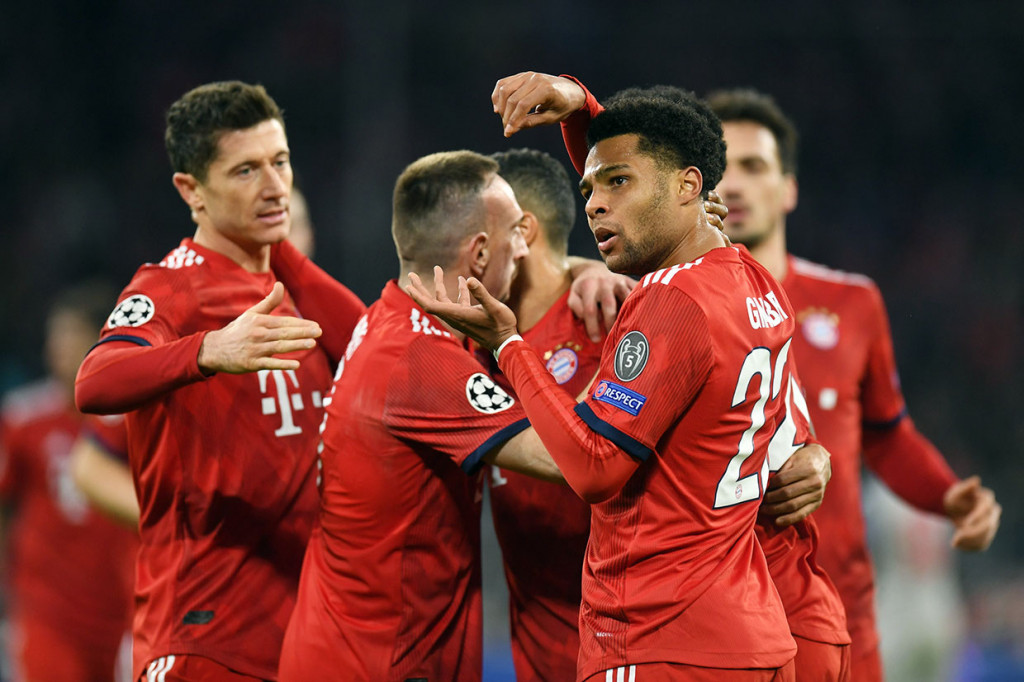 Tuan rumah akhirnya berhasil menyamakan kedudukan pada menit ke-39 lewat gol bunuh diri Joel Matip yang berusaha menyapu bola umpan tarik Serge Gnabry namun malah masuk ke gawang sendiri. Skor 1-1 bertahan hingga jeda.