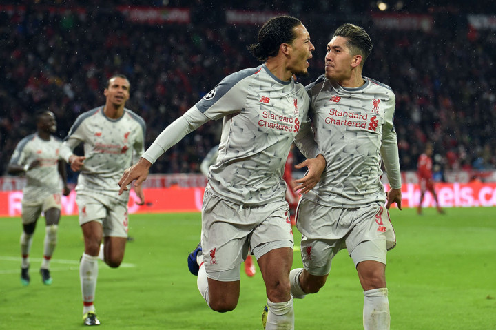 Van Dijk melakukan selebrasi bersama rekan-rekan setimnya.
