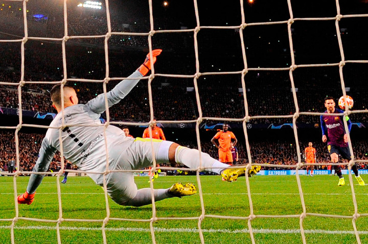 Barcelona mendapat hadiah penalti di menit ke-16 setelah bek Lyon Jason Denayer melanggar Luis Suarez di kotak terlarang. Messi yang bertindak sebagai eksekutor pun sukses menaklukkan Anthony Lopes melalui aksi panenka.