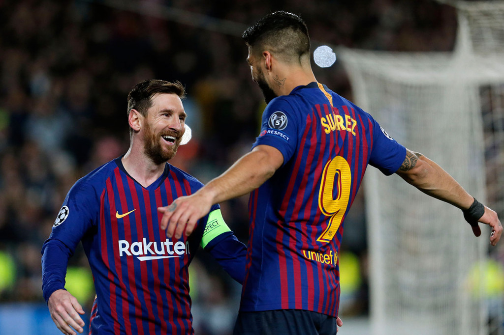 Messi melakukan selebrasi bersama Suarez.