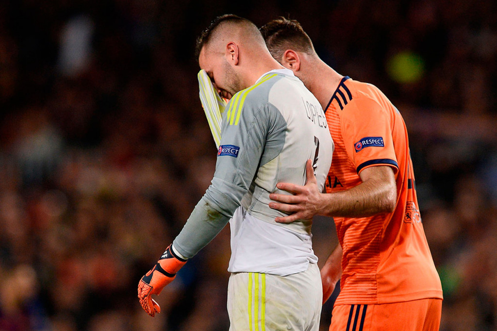 Lyon semakin mendapatkan pukulan setelah pada menit ke-34 ketika kiper mereka, Anthony Lopes tak bisa melanjutkan pertandingan karena mengalami cedera. Ia pun terpaksa digantikan Mathieu Gorgelin dan skor 2-0 bertahan hingga turun minum. 