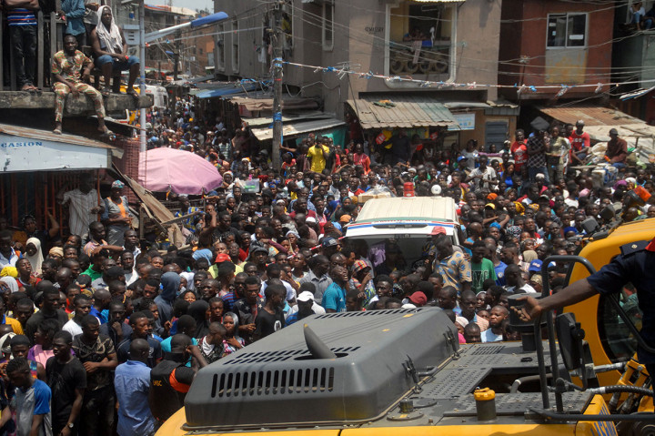 Area bangunan yang terdiri dari sekolah dan pertokoan tersebut diketahui ilegal karena peruntukannya adalah untuk keperluan perumahan.