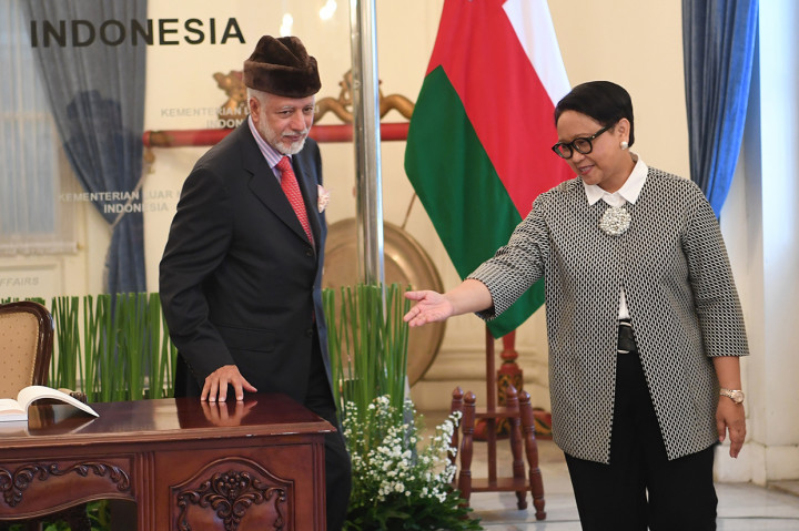 Menteri Luar Negeri Retno LP Marsudi menerima kunjungan Menlu Oman Yusuf bin Alawi bin Abdullah di Gedung Pancasila, Kementerian Luar Negeri, Jakarta.