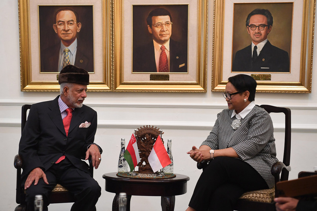 Menteri Luar Negeri Retno LP Marsudi (kanan) berdialog dengan dengan Menlu Oman Yusuf bin Alawi bin Abdullah di Gedung Pancasila, Kementerian Luar Negeri, Jakarta.