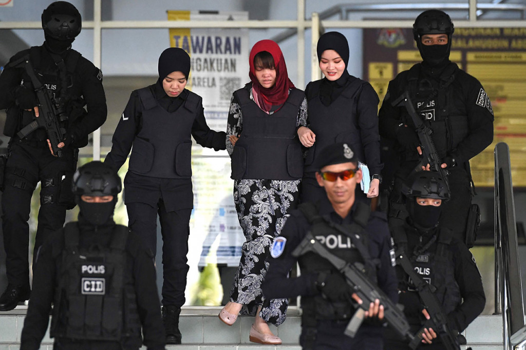 Doan yang keluar dari pengadilan harus dipapah dua polisi dengan berlinang air mata menyatakan,