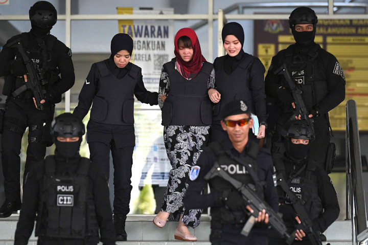 Doan yang keluar dari pengadilan harus dipapah dua polisi dengan berlinang air mata menyatakan,