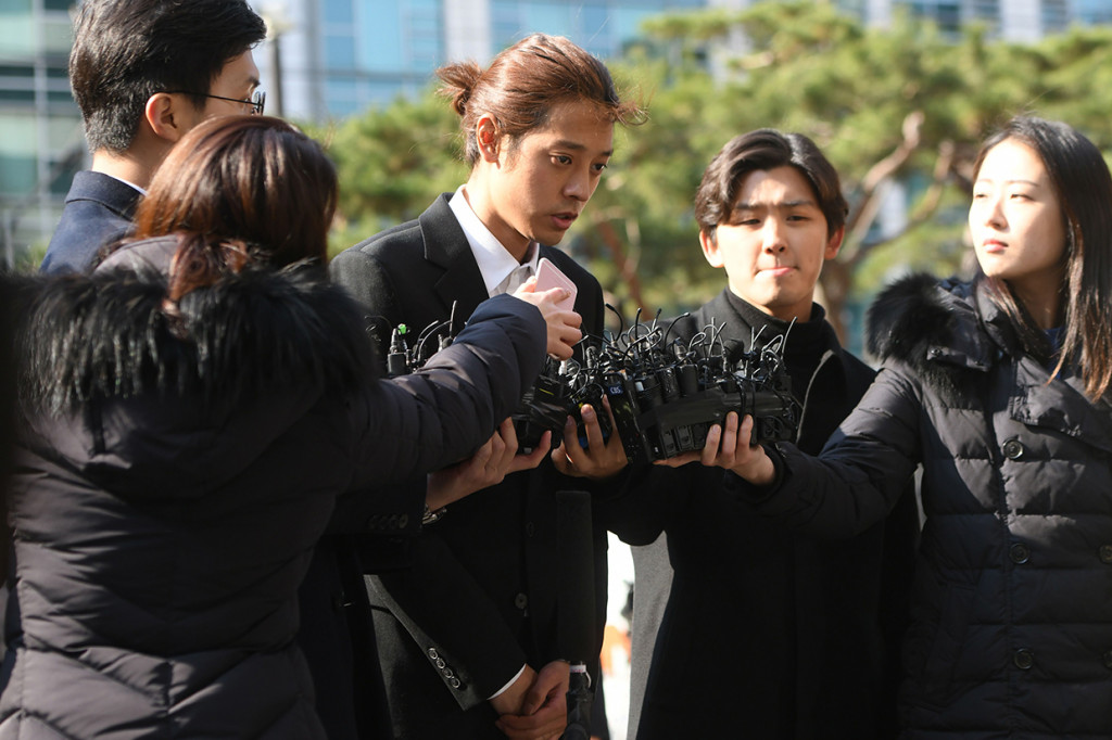 Jung Joon Young yang berpakaian hitam, terus menunduk saat dihujani pertanyaan oleh awak media. Dia mengatakan menyesal atas perbuatannya itu sekaligus meminta maaf. 