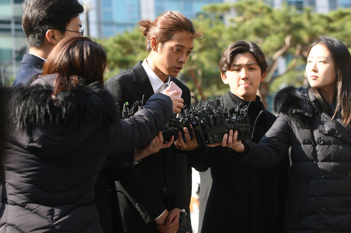 Jung Joon Young yang berpakaian hitam, terus menunduk saat dihujani pertanyaan oleh awak media. Dia mengatakan menyesal atas perbuatannya itu sekaligus meminta maaf. 