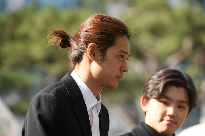 Jung Joon Young menjalani pemeriksaan sebagai tersangka dalam kasus penyebaran video porno. 