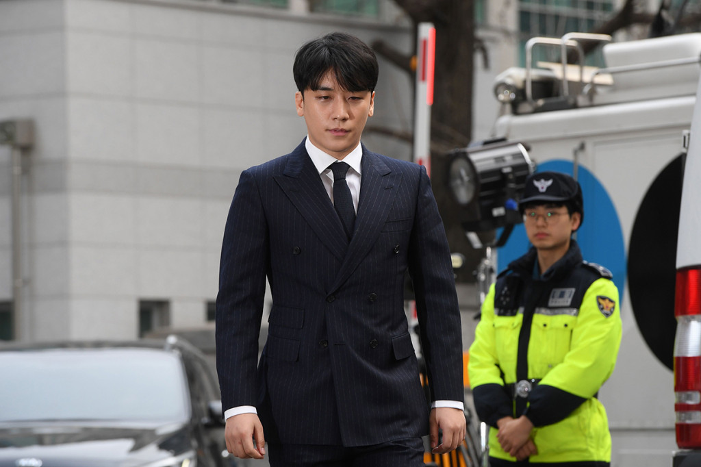 Setelah Jung Joon Young, giliran Seungri tiba di kantor Kepolisian Metropolitan Seoul untuk menjalani pemeriksaan. 