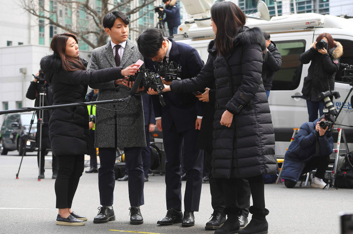 Wartawan yang telah menunggu di kantor polisi langsung mengerubungi Seungri untuk bertanya terkait kasus. Seungri mengungkapkan dirinya akan sungguh-sungguh menjawab pertanyaan dalam proses penyelidikan.