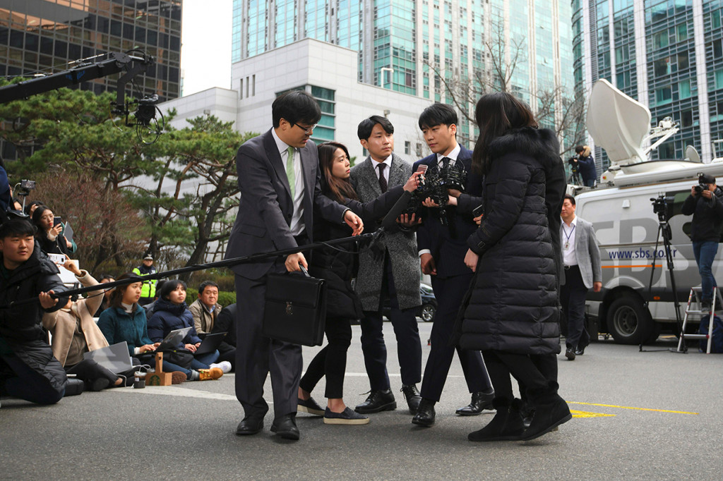 Seungri dinyatakan sebagai tersangka dalam kasus prostitusi. Dia terbukti menyediakan layanan prostitusi untuk para kliennya.