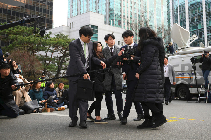 Seungri dinyatakan sebagai tersangka dalam kasus prostitusi. Dia terbukti menyediakan layanan prostitusi untuk para kliennya.