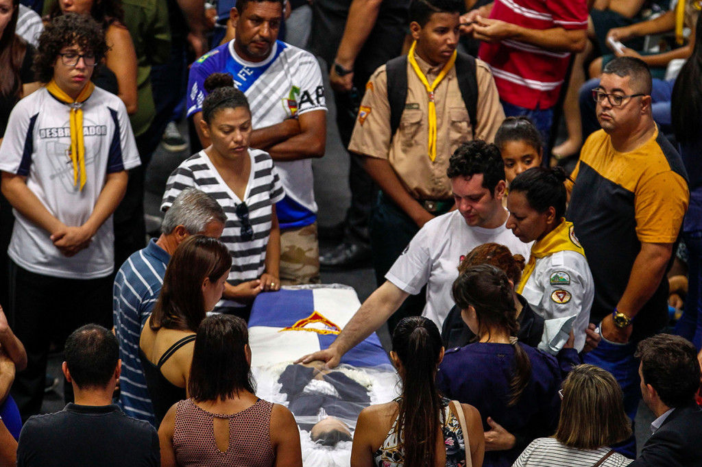 Sejumlah kerabat dan teman memberikan penghormatan terakhir kepada korban penembakan di sekolah Raul Brasil. Afp Photo/Miguel Schincariol