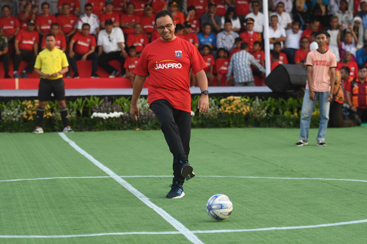 Gubernur DKI Jakarta Anies Baswedan melakukan kick off yang menandakan dimulainya pembangunan Jakarta International Stadium di Jakarta.
