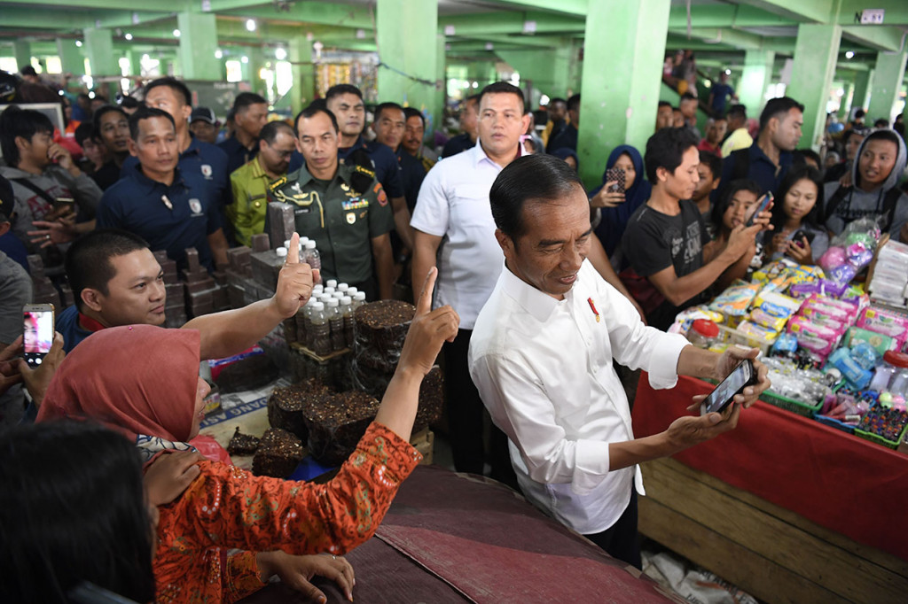 Presiden Joko Widodo mengunjungi Pasar Pagi di Pangkal Pinang, Kepulauan Bangka Belitung.