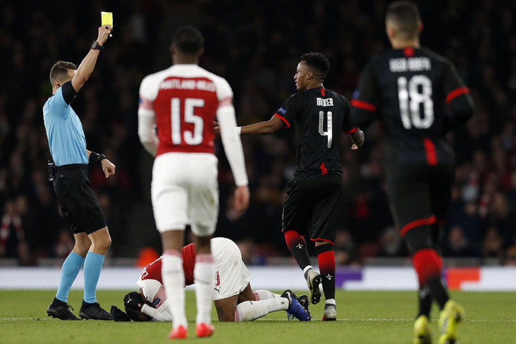 Pemain belakang Rennes Mexer diganjar kartu kuning karena melakukan pelanggaran terhadap Alexandre Laxazette.