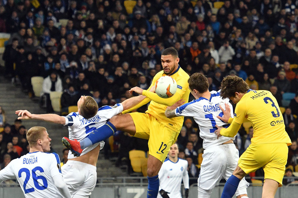Meski unggul 3-0 di leg pertama pekan lalu, tim besutan Maurizio Sarri bermain menyerang sejak awal laga. 
