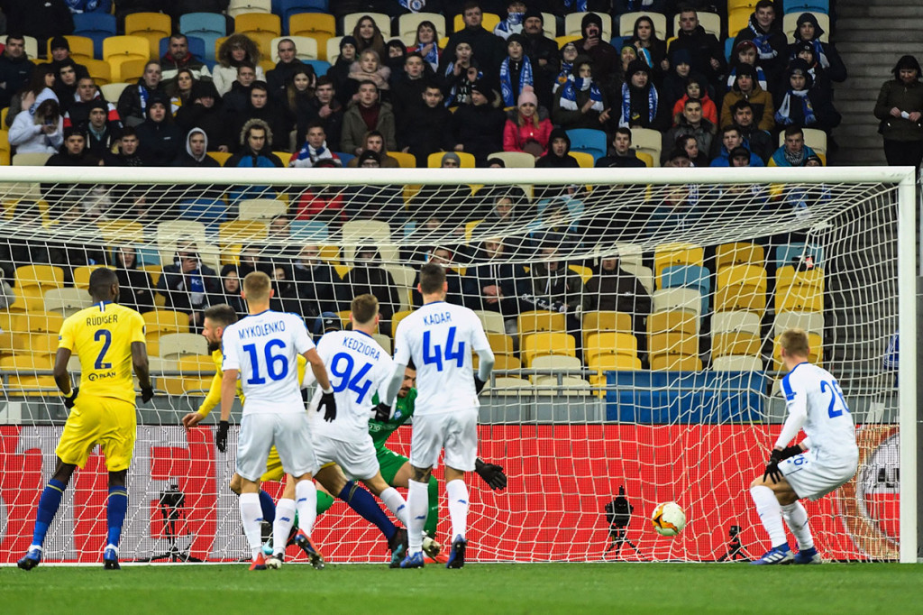 Laga baru berjalan lima menit Chelsea membuka keunggulan lewat sontekan Olivier Giroud menyambar bola sundulan Ruben Loftus-Cheek yang menyambut sepak pojok kiriman Willian.