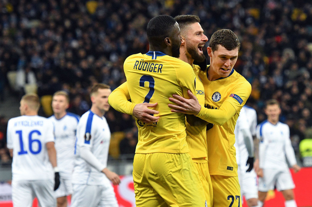Giroud melakukan selebrasi bersama Antonio Ruediger dan Andreas Christensen. 