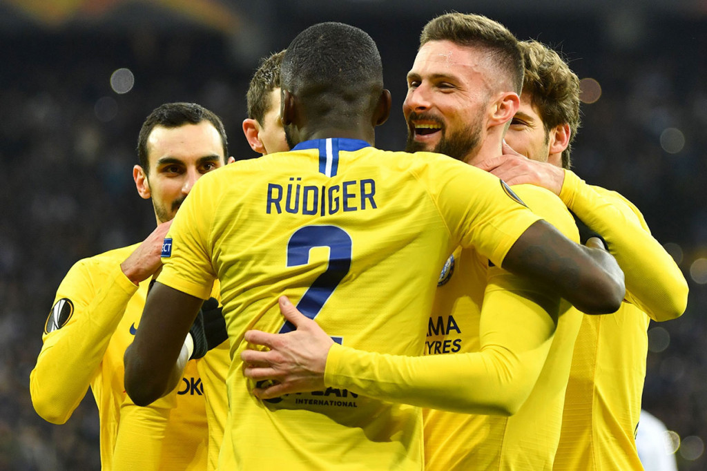 Tim tamu menggandakan keunggulan menjadi 2-0 pada menit ke-33 lewat gol kedua Giroud, meneruskan umpan silang Marcos Alonso.