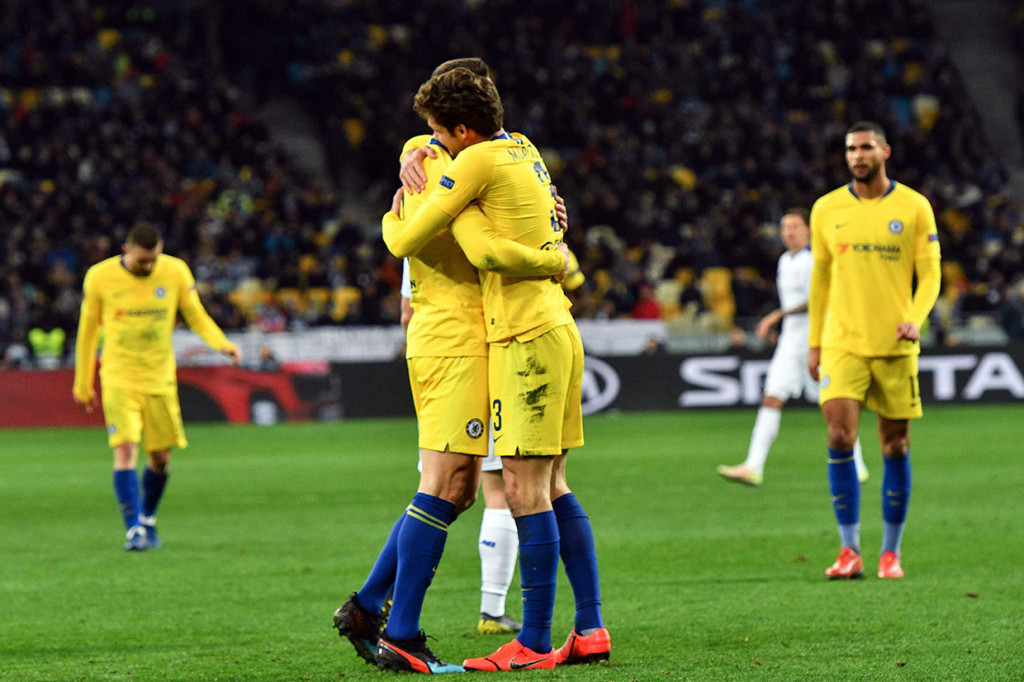 Sebelum babak pertama usai, kerja sama satu dua sentuhan Callum Hudson-Odoi bersama Giroud diselesaikan dengan gol Alonso, membuat Chelsea turun minum dalam keadaan unggul 3-0. 
