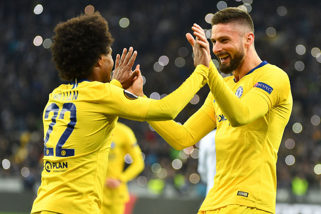 Giroud mencetak hattrick pada menit ke-59 setelah menerima umpan Willian dari tendangan bebas dan membuat Chelsea unggul 4-0.    