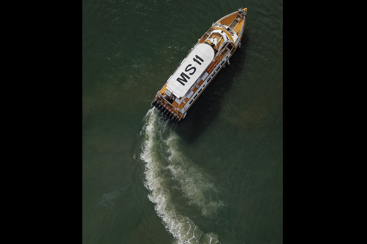 Kapal cepat yang membawa wisatawan kapal pesiar Sun Princess tiba di Pelabuhan Lembar.