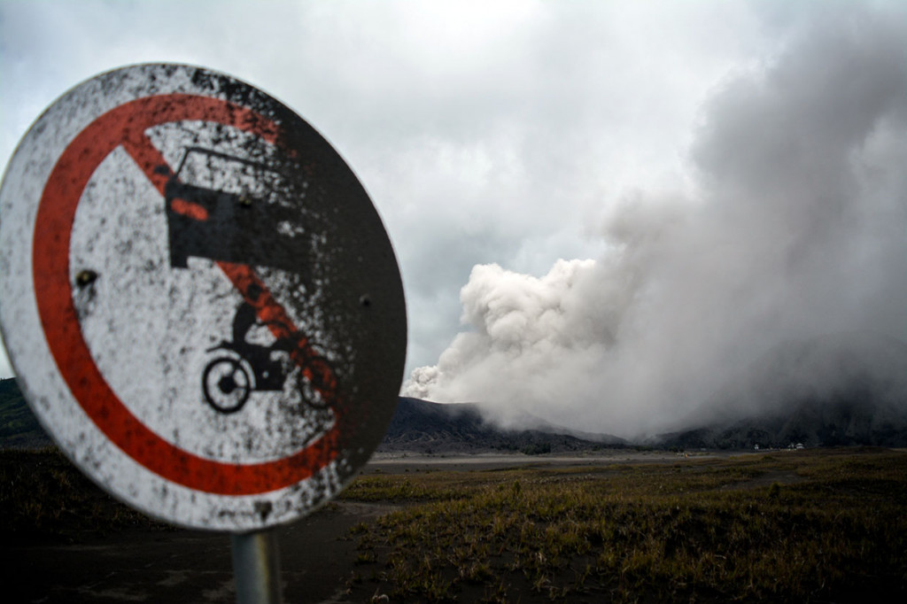 Abu vulkanis menyembur keluar dari kawah Gunung Bromo, Probolinggo, Jawa Timur, Jumat, 15 Maret 2019. 