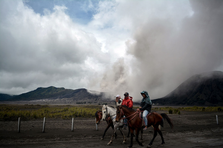 Gunung Bromo mengalami erupsi dan mengeluarkan material abu vulkanik dengan ketinggian asap hingga 700 meter dari kawah mengarah ke tenggara.