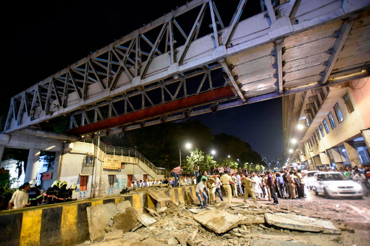 Petugas berusaha memindahkan puing-puing jembatan dan mengevakuasi para korban yang tertimpa reruntuhan JPO di dekat Stasiun KA Chhatrapati Shivaji Maharaj Terminus di Mumbai, Kamis, 14 Maret 2019. 