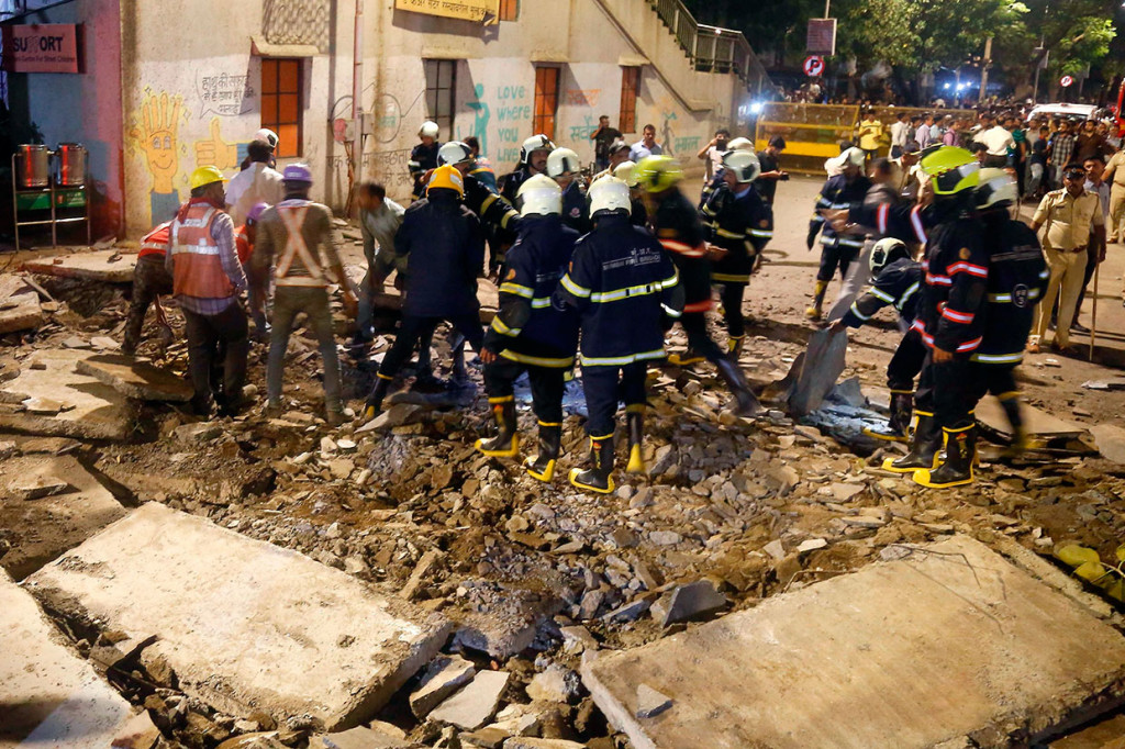 Sedikitnya enam orang tewas dan belasan lainnya luka-luka ketika sebuah JPO di dekat stasiun utama Mumbai, runtuh, Kamis.