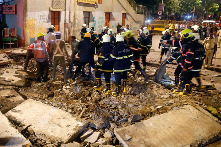 Sedikitnya enam orang tewas dan belasan lainnya luka-luka ketika sebuah JPO di dekat stasiun utama Mumbai, runtuh, Kamis.