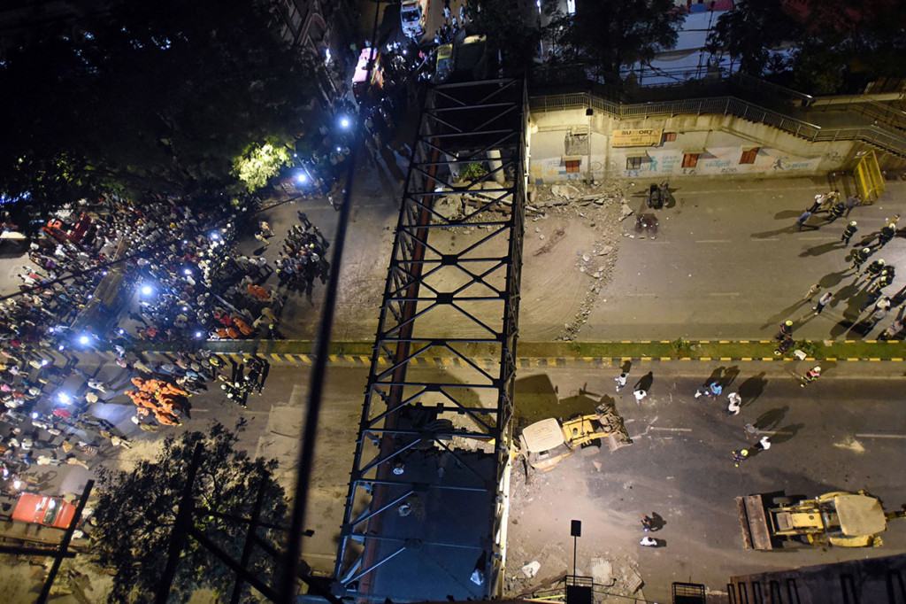 JPO tersebut runtuh sekitar pukul 19.30 waktu setempat, saat jam sibuk dan lalu-lalang orang-orang yang berjalan di bawah jembatan tersebut menuju Stasiun Chhatrapati Shivaji.
