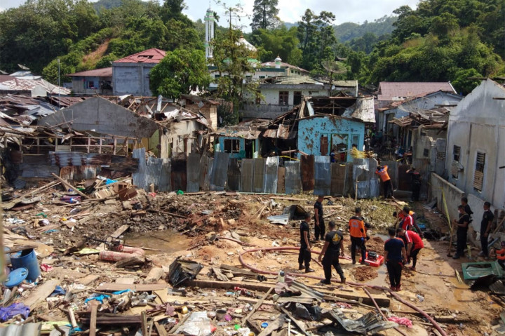 Petugas forensik kepolisian melakukan penyelidikan di sekitar rumah milik pelaku bom bunuh diri di Sibolga, Sumatera Utara, Jumat, 15 Maret 2019.
