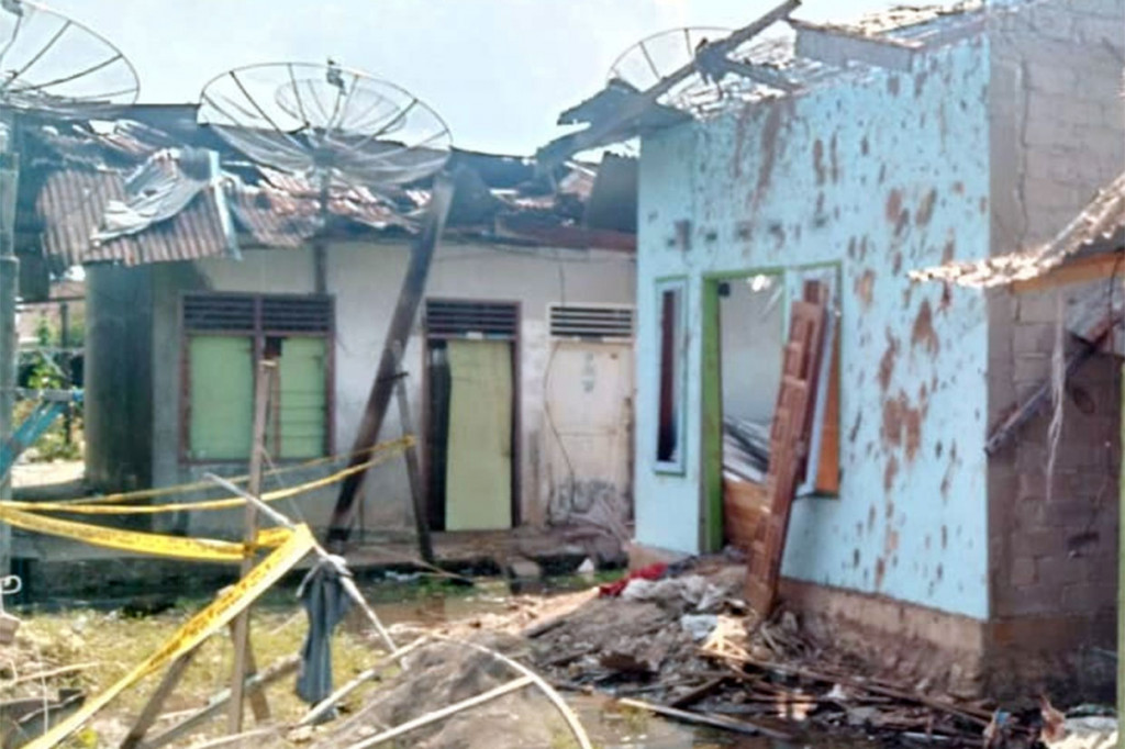Rumah milik pelaku bom bunuh diri hingga saat ini masih diamankan pihak kepolisian sepanjang lokasi rumah pelaku dipagari dengan seng sehingga tidak dapat dilihat oleh umum juga awak media.