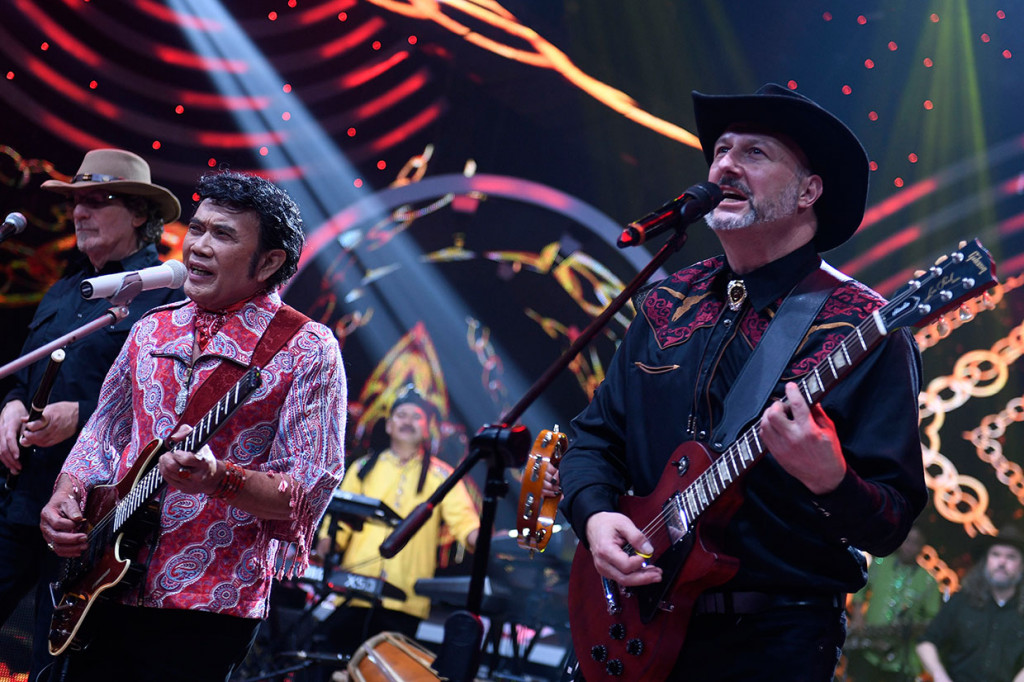 Group dangdut asal AS 'Dangdut Cowboys' tampil bersama Raja Dangdut Rhoma Irama saat Konser Dangdut Mendunia di stasiun televisi swasta di Jakarta, Jumat, 15 Maret 19. 