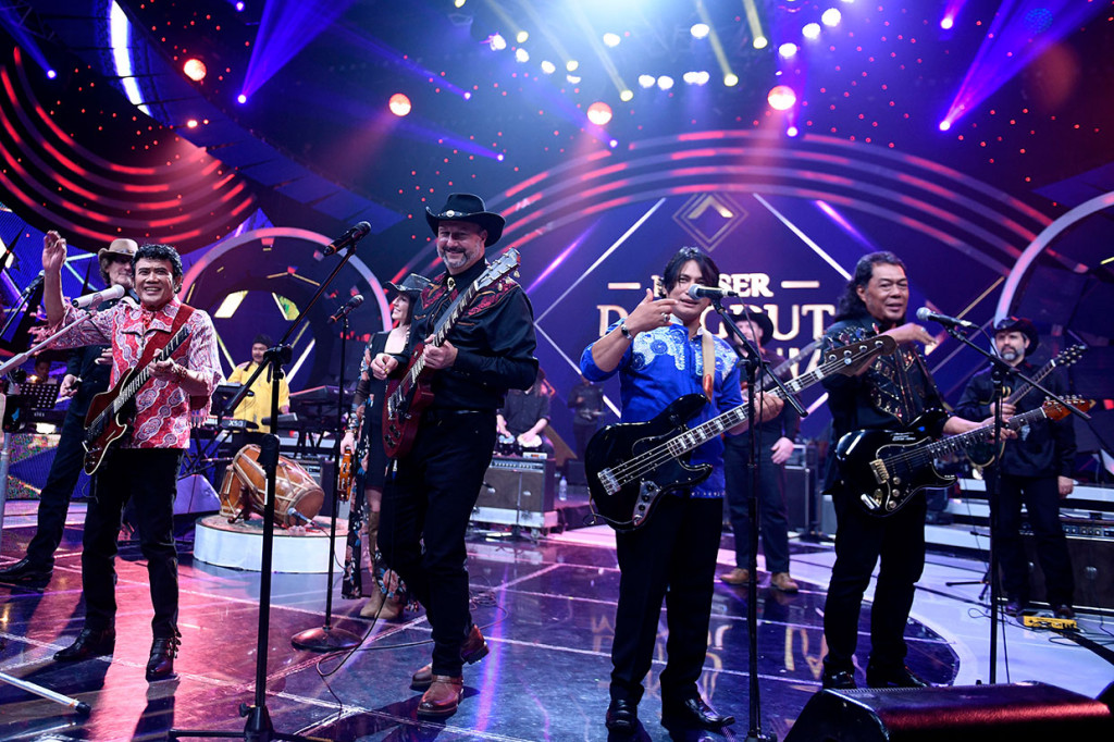 Dangdut Cowboys digawangi oleh Andrew Wintraub, Meghan Hynson, Stephen Schultz, Samuel Boateng, Brian Riordan, John Bagnato, dan Matt Aelmore, yang kesemuanya bergelar PhD.