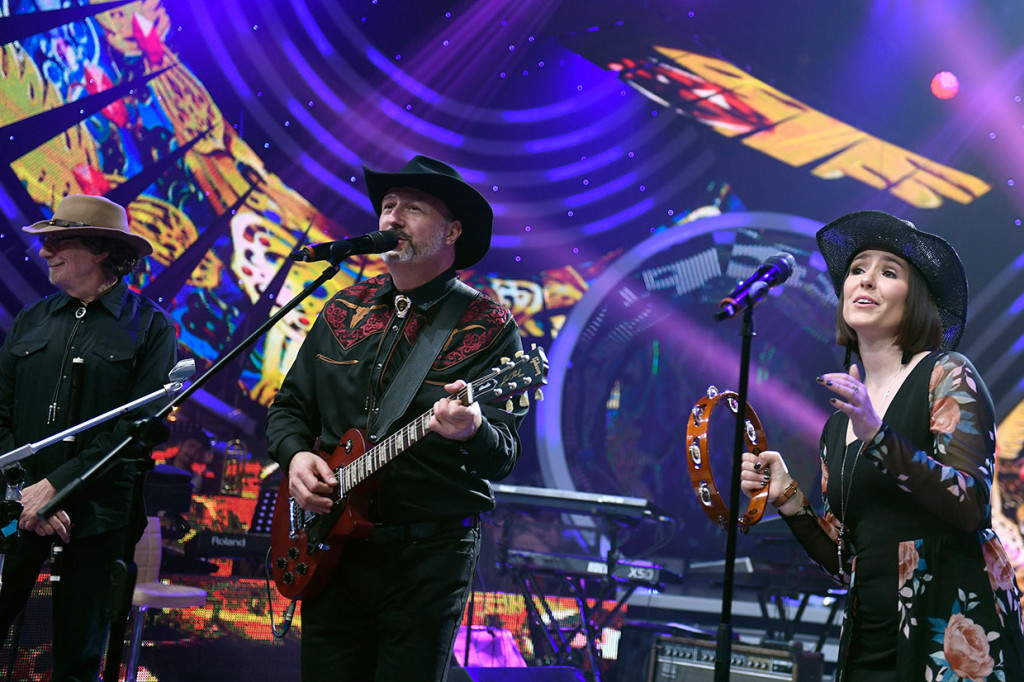 Group dangdut asal Pittsburgh, Pennsylvania, AS itu mengadakan tour ke Indonesia dalam rangka merayakan 70 tahun kemitraan Indonesia-AS, dan akan tampil di berbagi kota, diantaranya Probolinggo, Medan dan Jakarta.